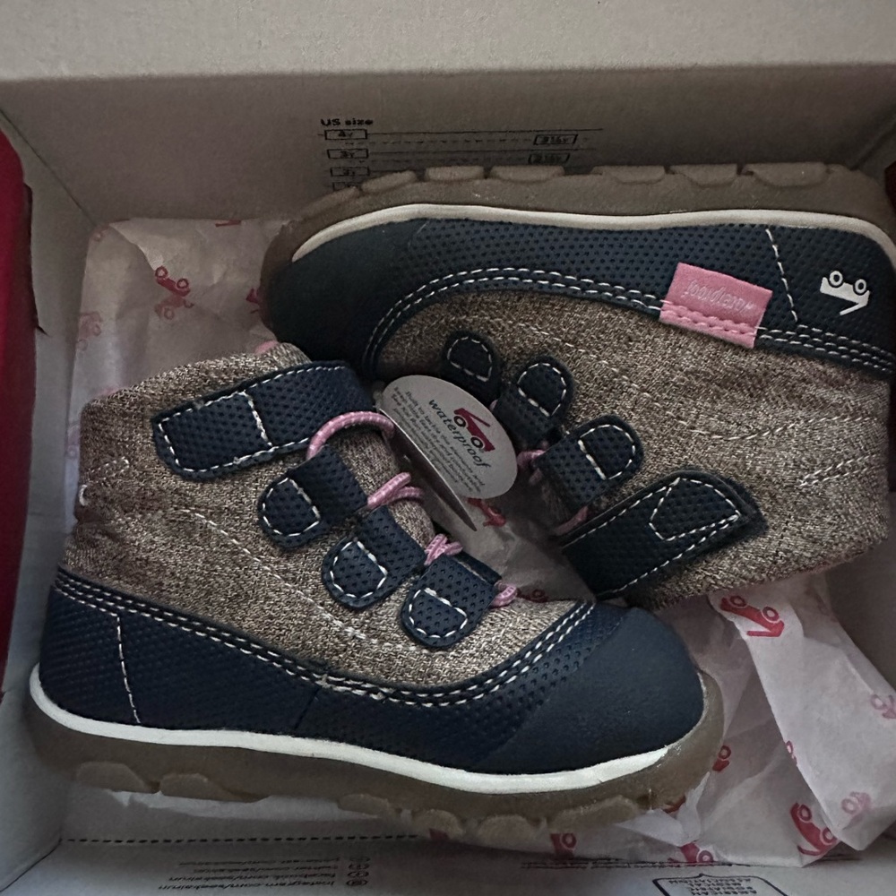 KIDS' SAM WATERPROOF BOOT IN BROWN/ NAVY
Size 6 NWT